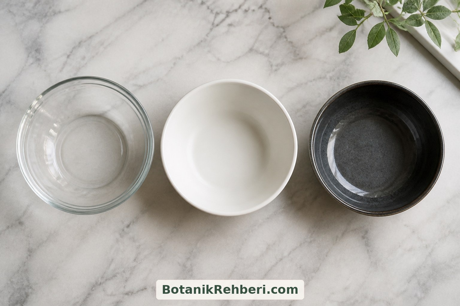 Cam, beyaz seramik ve koyu seramik aynı çiçekleri farklı biçimde öne çıkarır. Seçiminizi yaparken görünümün yanında kabın sağlamlığını ve sızdırmazlığını da kontrol edin.